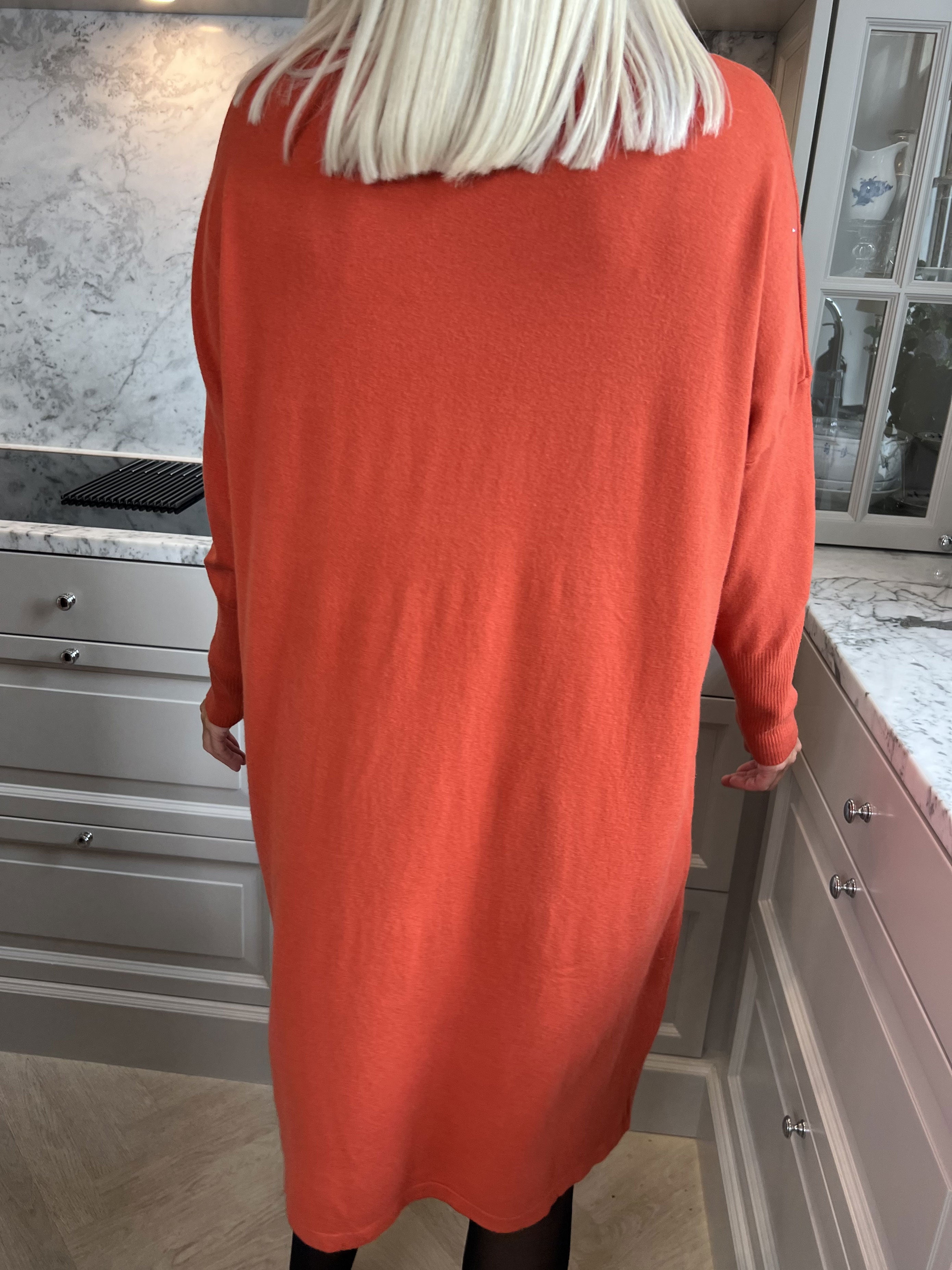 Yasha - Mjuk stickad klänning i stretchigt tyg med strass